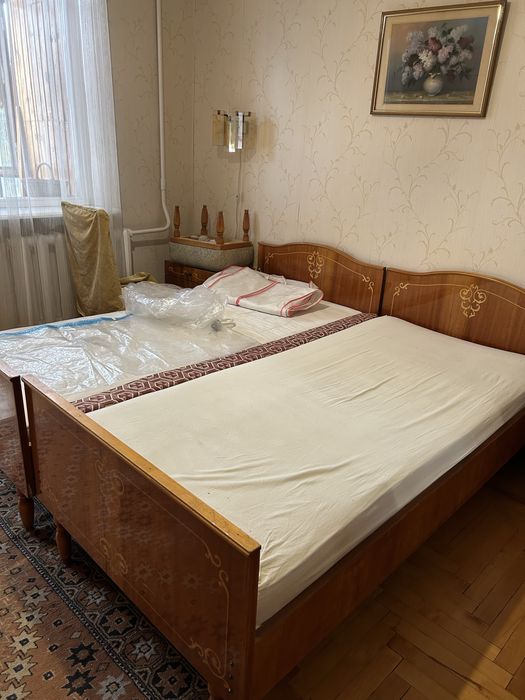 Ліжко двохспальне деревяне з матрацами