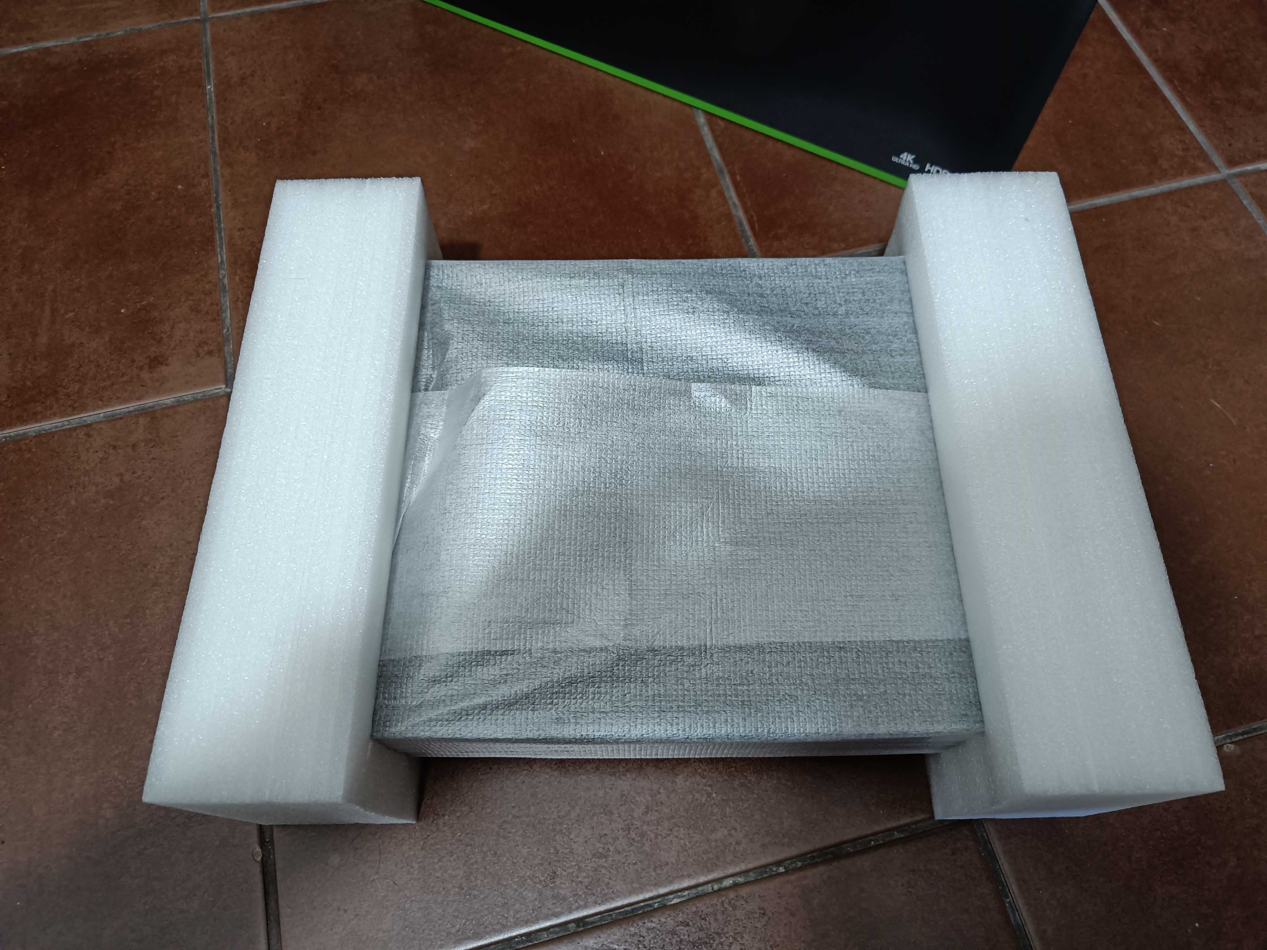 XBOX One X 1TB com caixa quase nova
