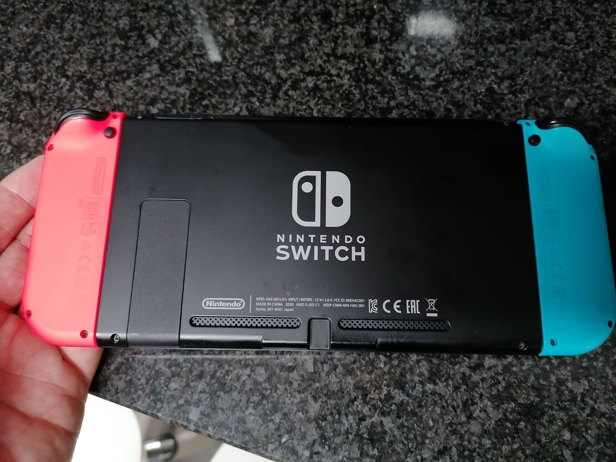 Vendo Nintendo switch como nova com 3 jogos