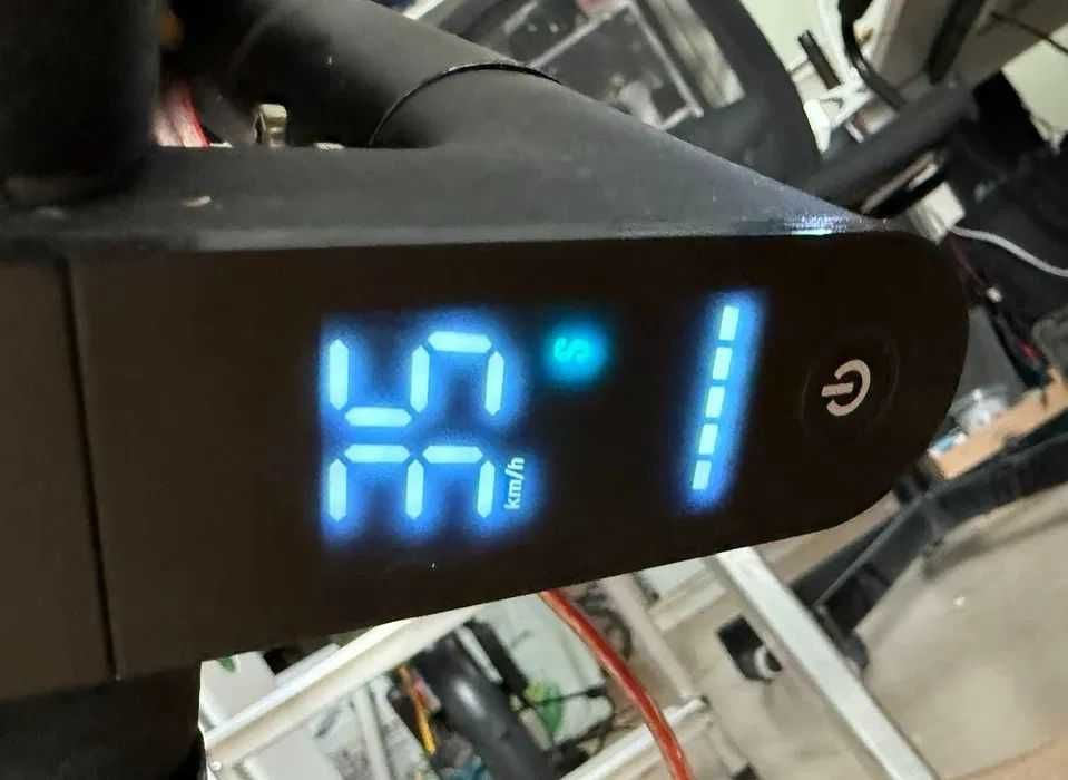 Zdejmowanie blokady hulajnogi Xiaomi, naprawa elektroniki