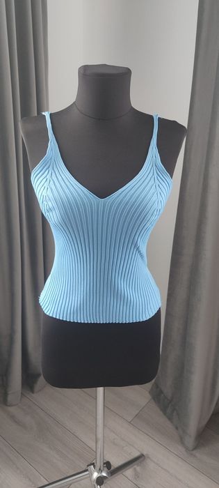 Топи с в наявності по 180грн