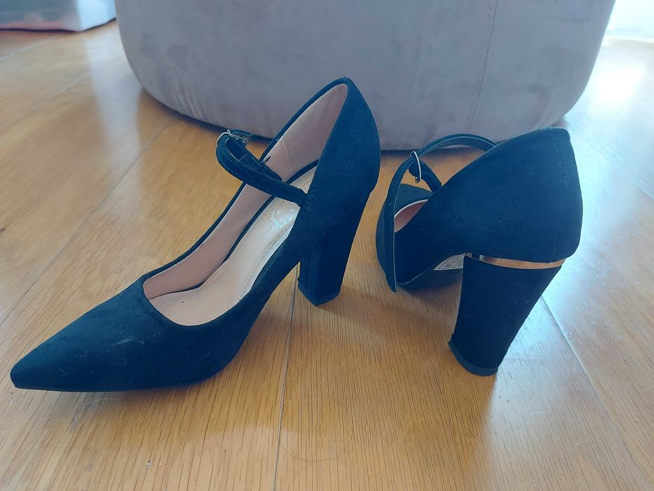 Sapato preto de cinderela com pormenor no tacão,nr 36