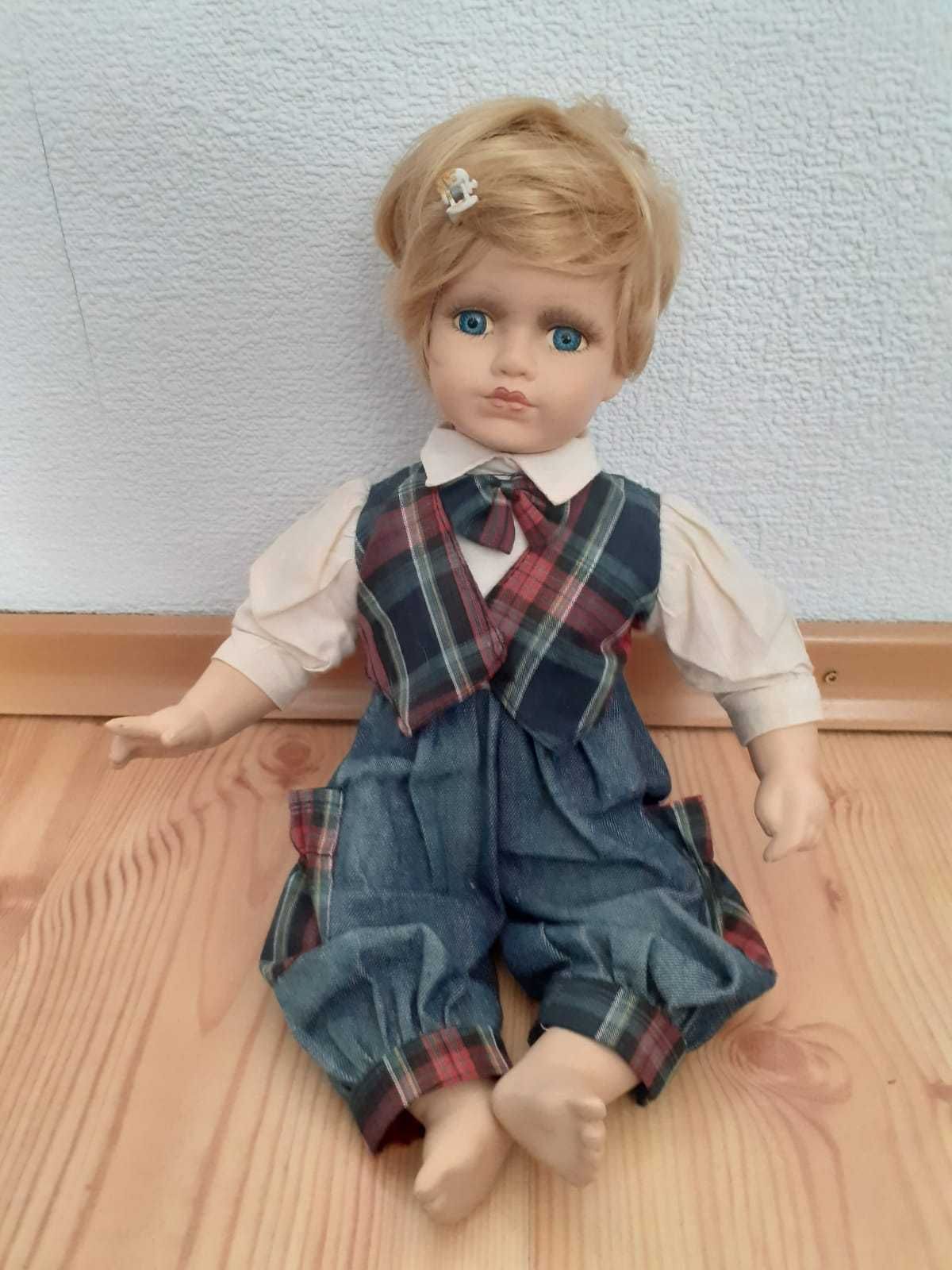 Kolekcjonerska lalka w pozycji siedzącej