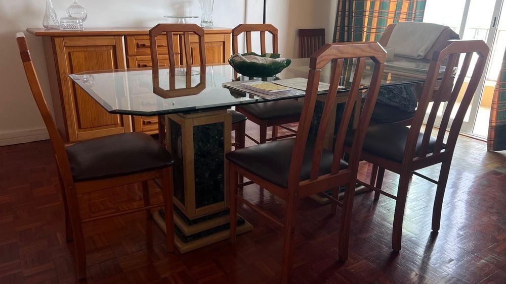 Mesa em vidro com pés de marmore