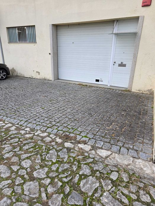 Arrenda-se/Armazém em Barcelos (200mts2)