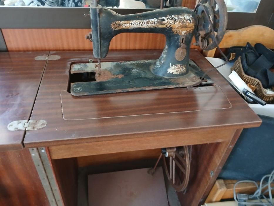 Máquina de costu singerra antiga com móvel precisa de reparacao