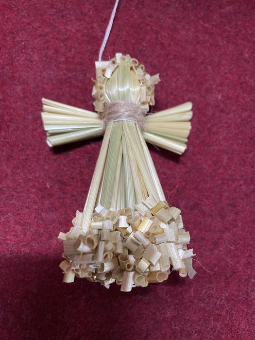 Різдвяний соломʼяний янгол і купідон.