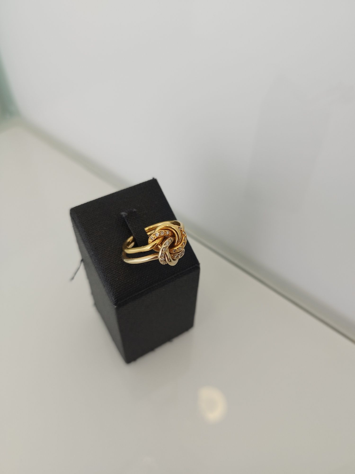 Anel com brilhantes bicolor em ouro de 19,2kt