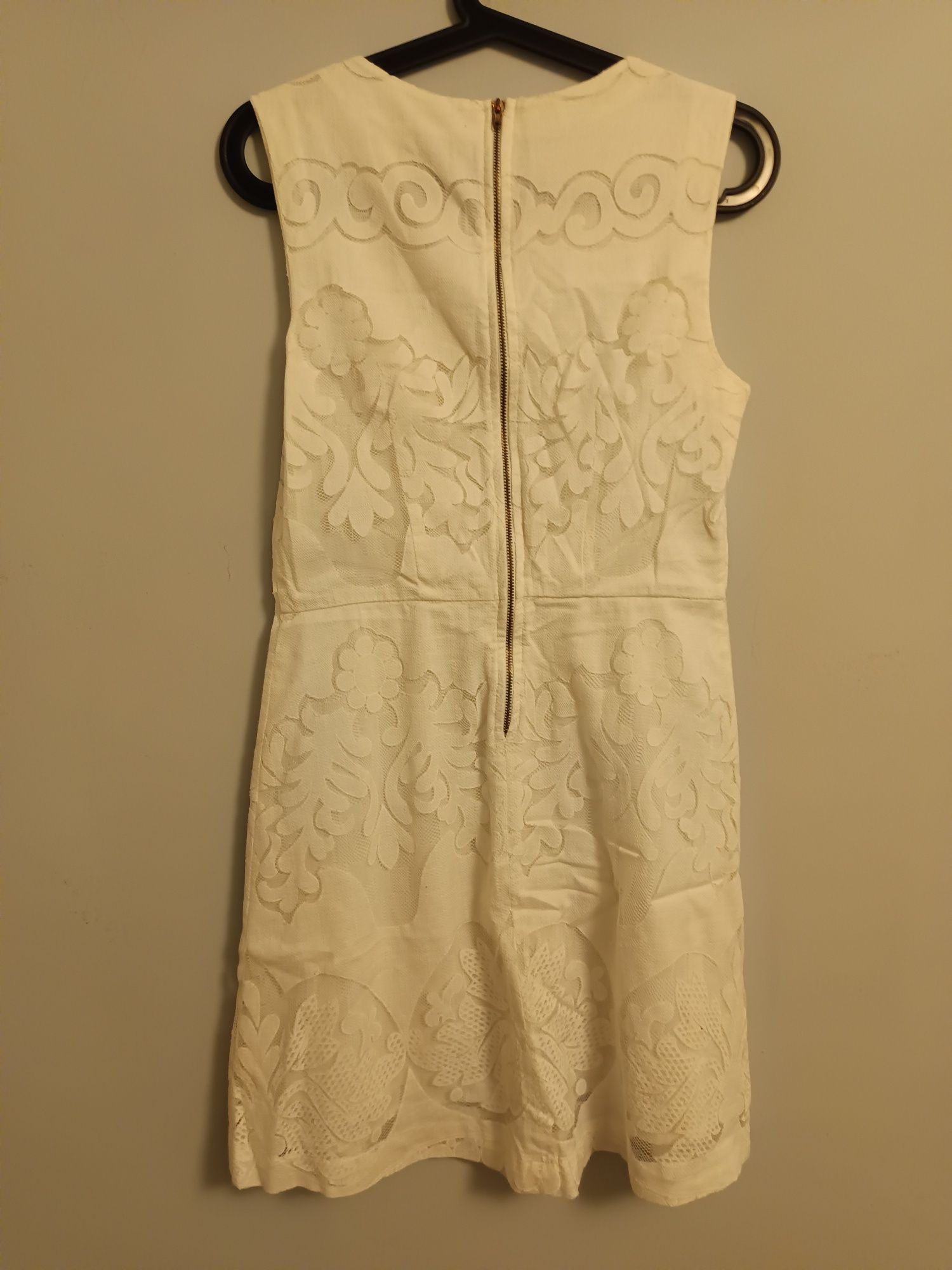 Koronkowa sukienka marki H&M