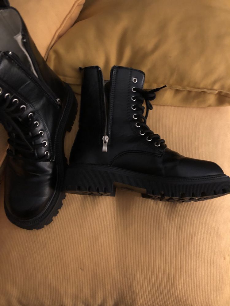 Botas com  atacadores e fechos laterais, usadas