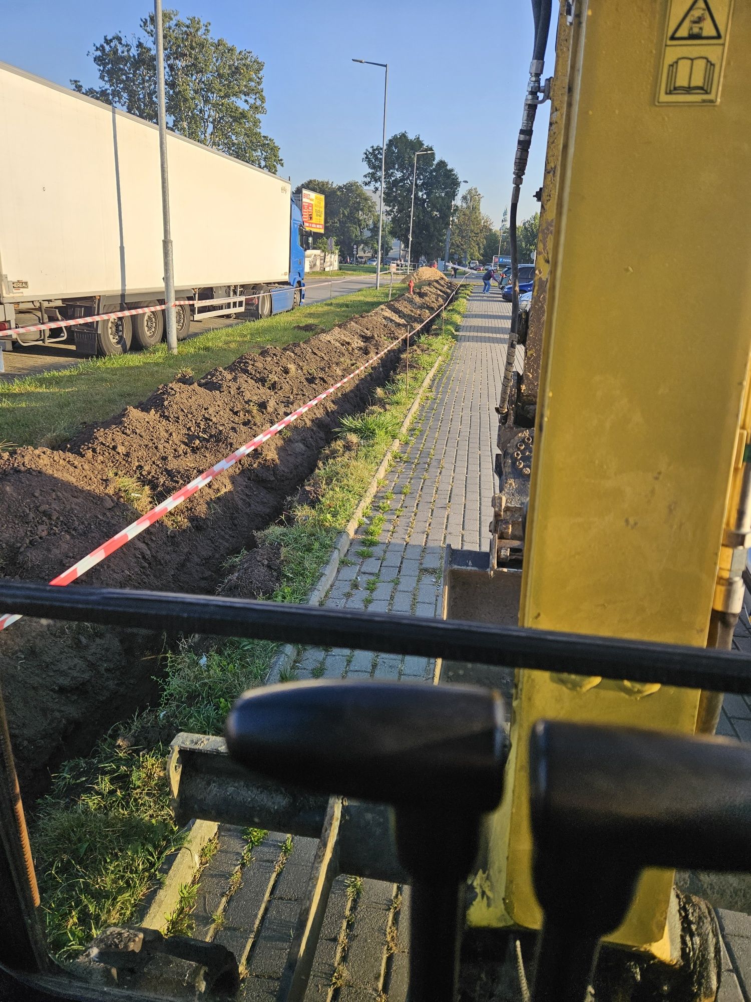 Usługi minikoparką, koparko-ładowarką, młot, wiertnica, kucie betonu