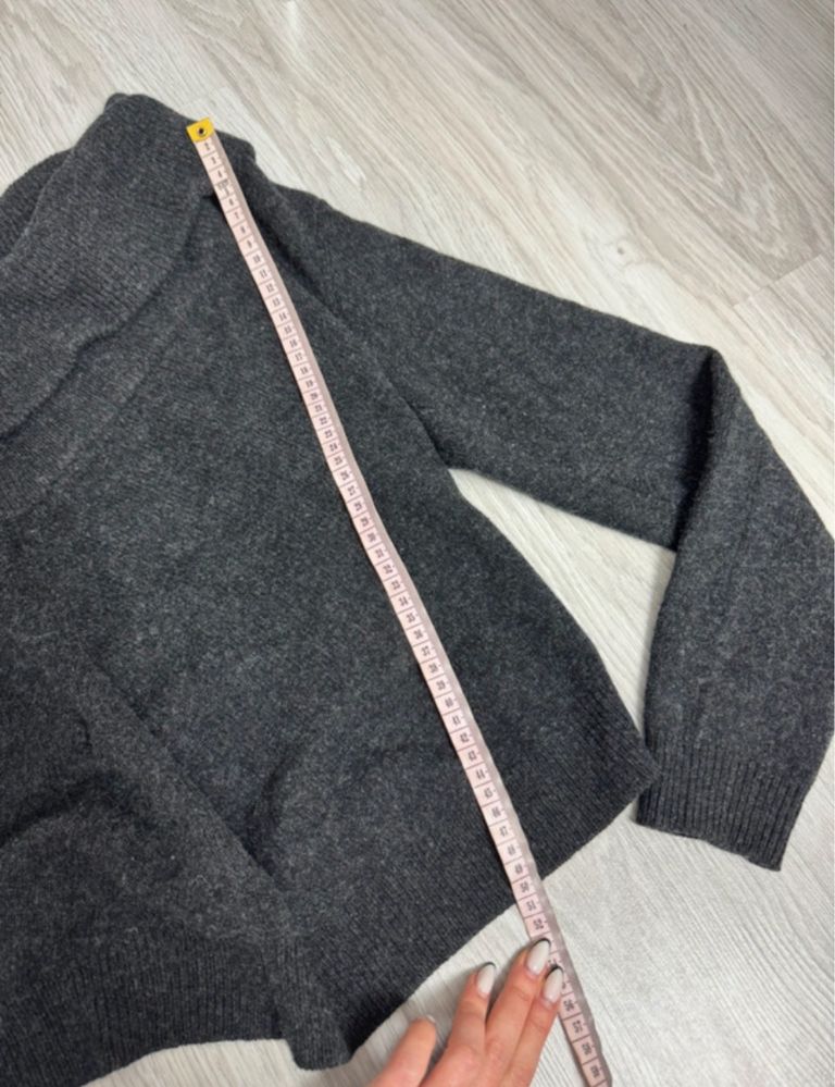 Wełniany czarny sweter damski offshoulder COS dekolt łódka