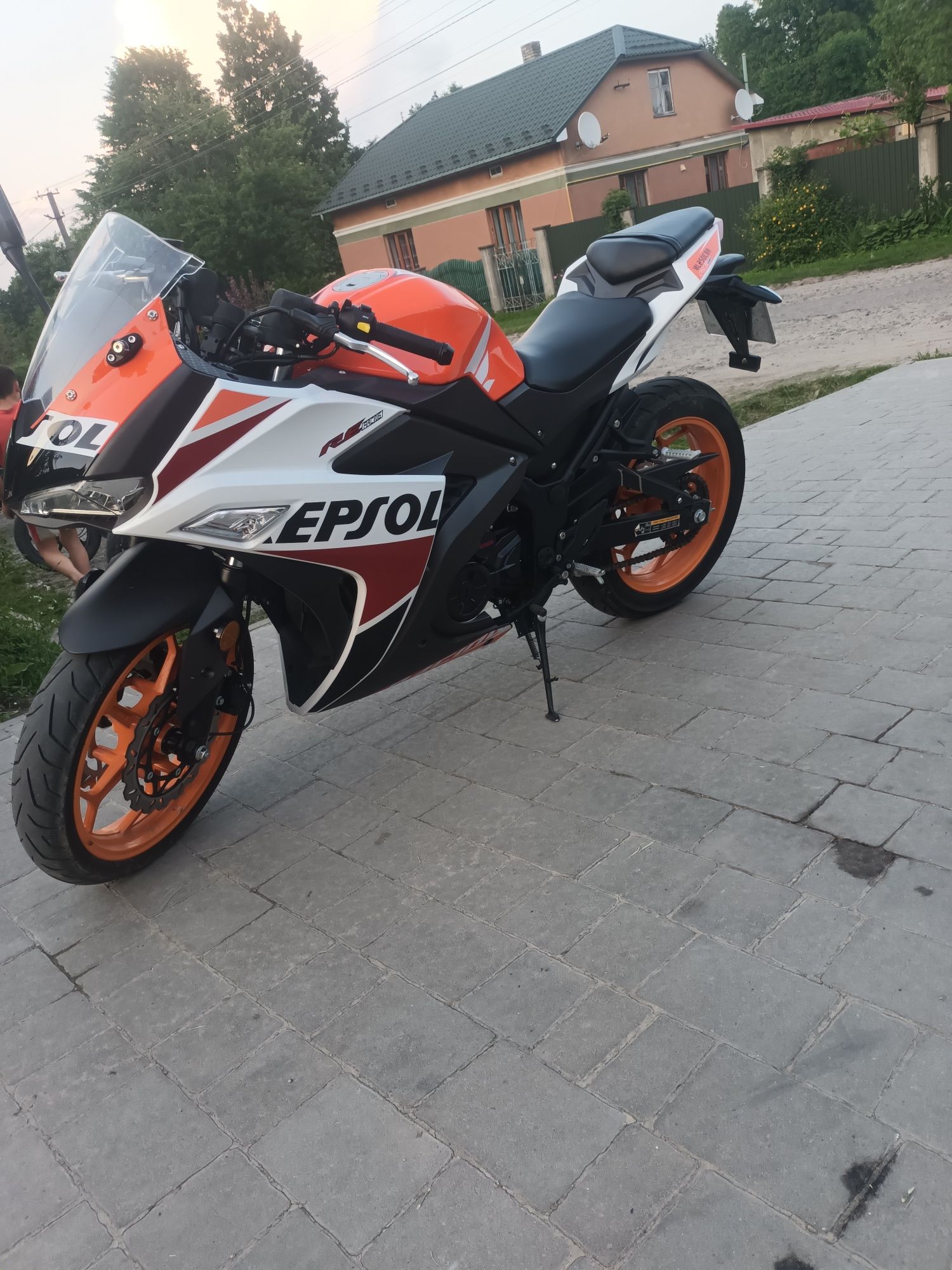 Продам мотоцикел лонсін 250 стан як новий мотоцикел доглянуті масла мі