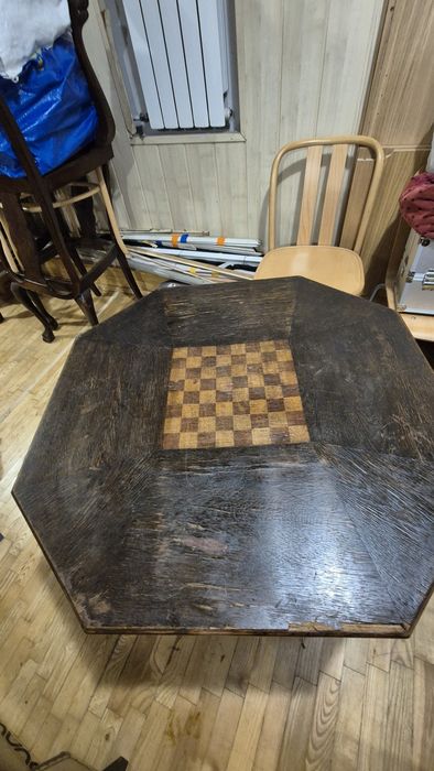 Stary stół  z szachownicą na pięknej nodze