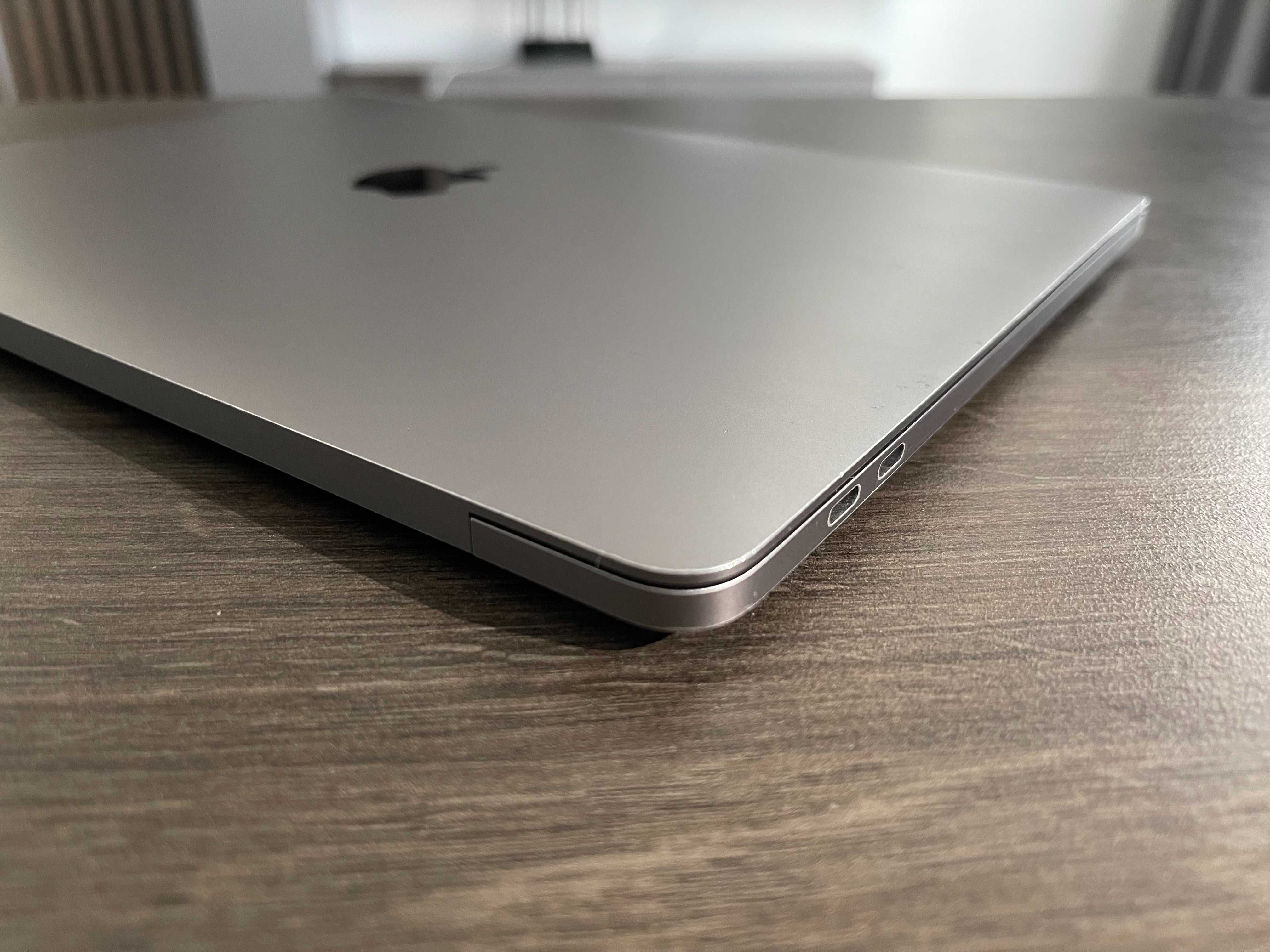 Mackbook Pro 13 (2018) 8Ram, 256ssd touch bar