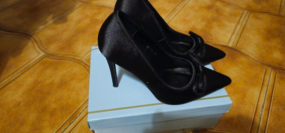 Sapatos pretos salto alto