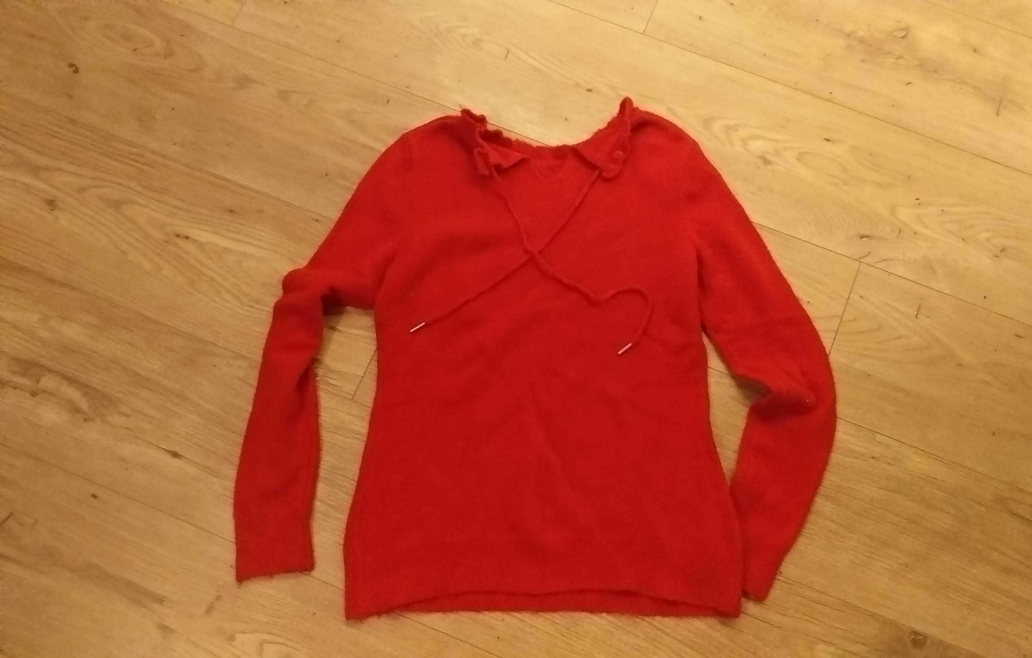 czerwony sweterek wiązany pod szyją