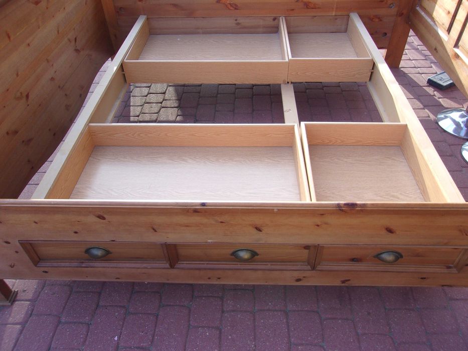 Łoże 160 x 200 z szufladami.Drewno jodłowe