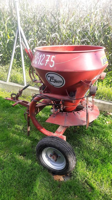 Mały rozsiewacz do traktorka