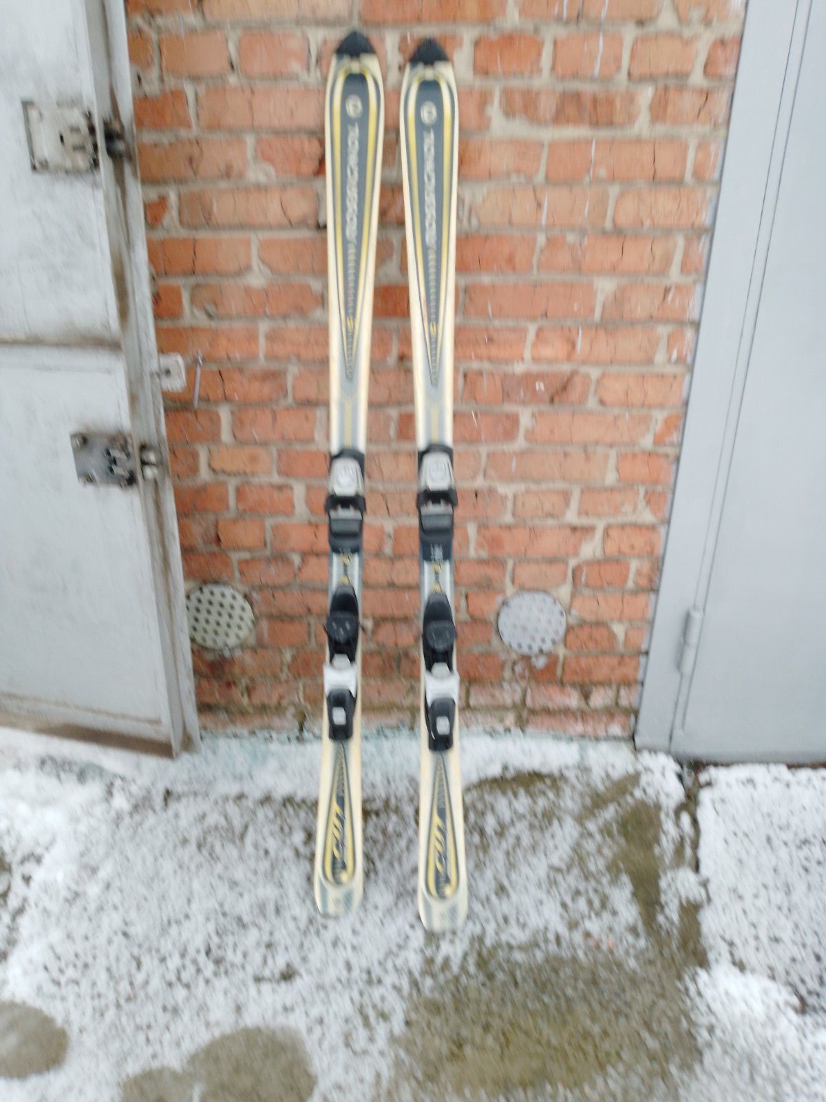 Продам лижі Atomic та Rossignol