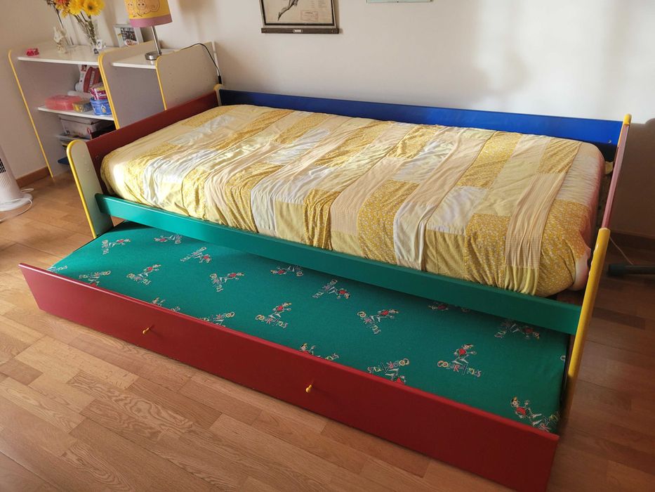 Quarto rapariga/rapaz em madeira de boa qualidade e em bom estado