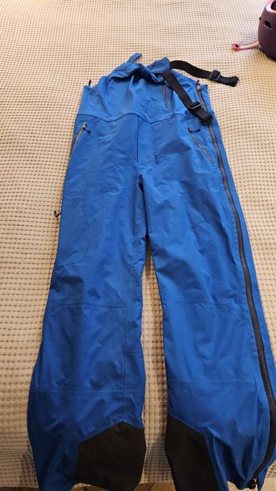 Spodnie typu hardshell trekkingowe lub skitury.