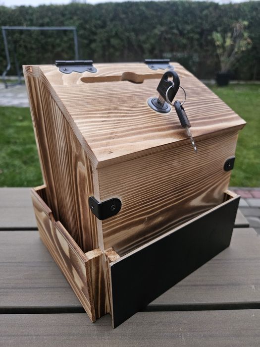 Drewniana skrzynka na listy.