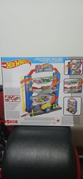 Garagem Hot Wheels com carrinho