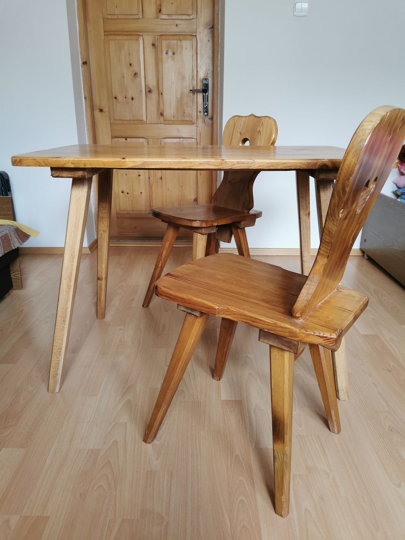 Krzesła z litego drewna - zydel kolor orzechowe
