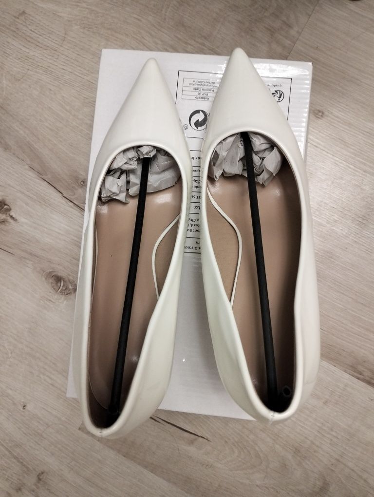 Sprzedam białe buty ze złotym obcasem
