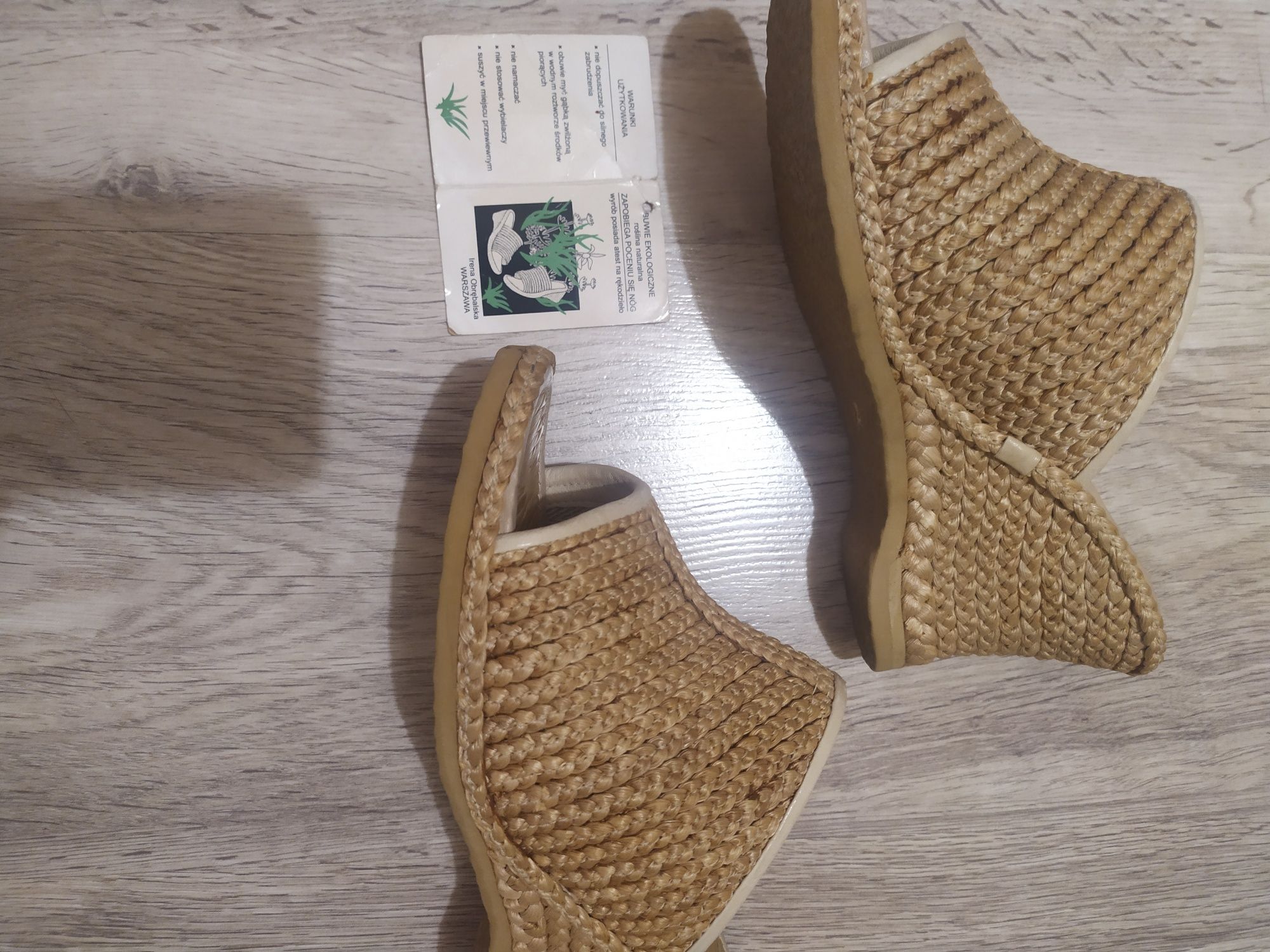 Klapki na koturnie