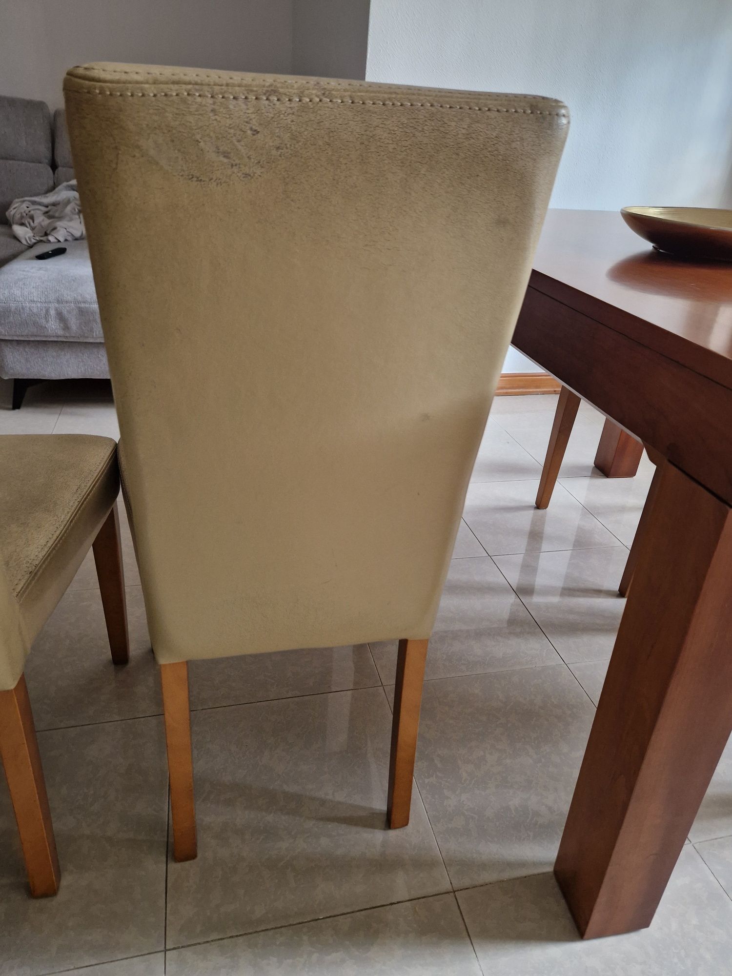 Conjunto de 4 cadeiras - em pele com madeira maciça