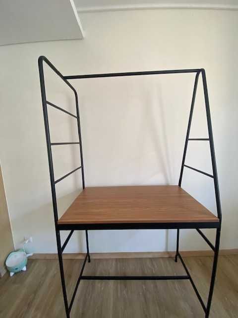 Mesa de cozinha com arrumação castanha e preta