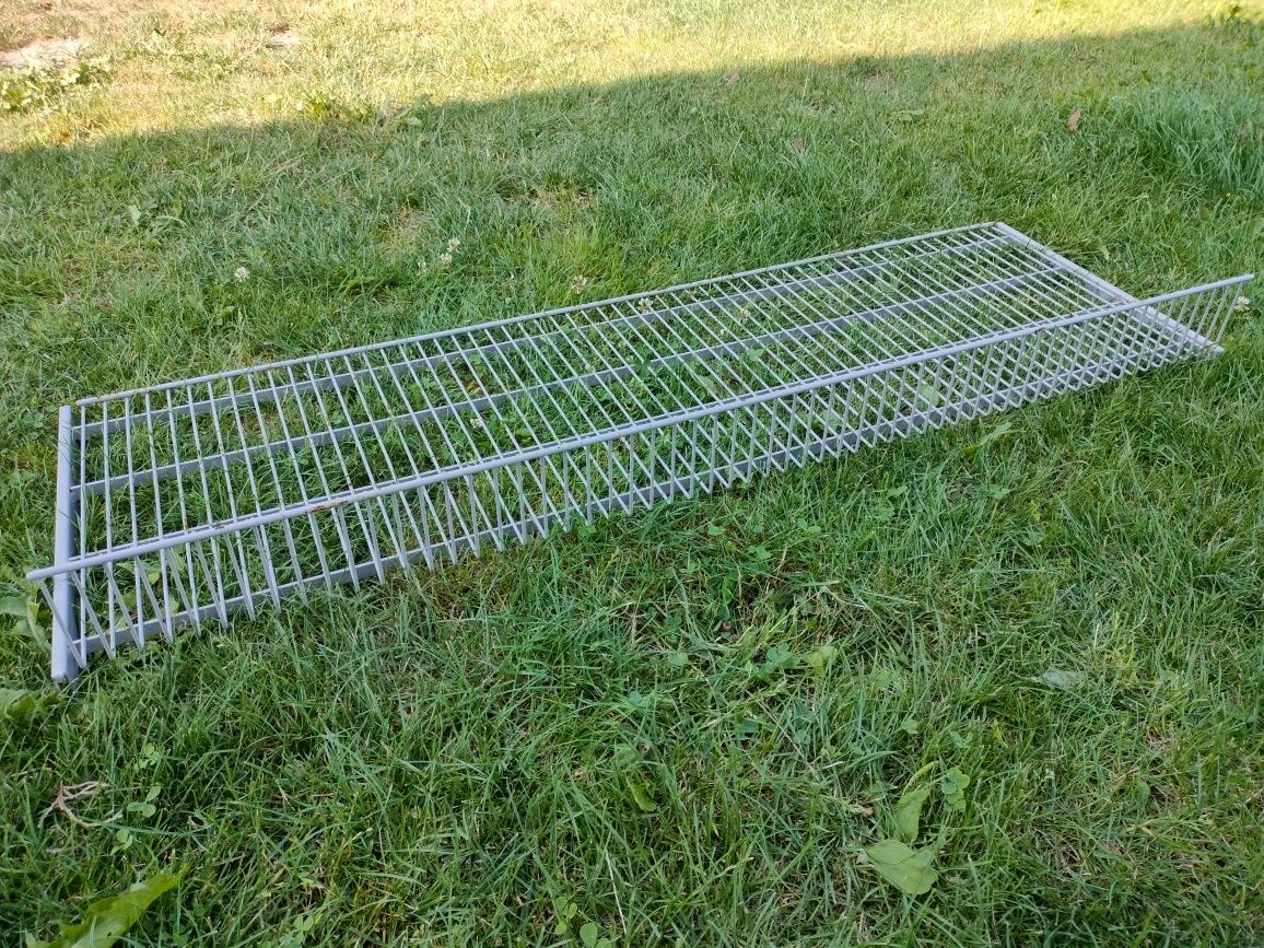Metalowe półki do regałów modułowych.