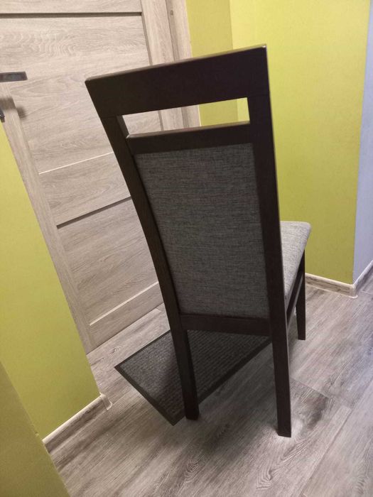 Stół wraz z  krzesłami
