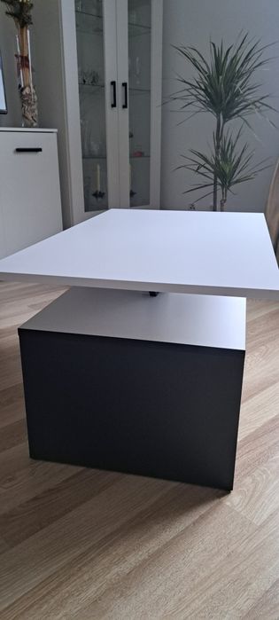 Stolik bialo -czarny o wymiarach 100×60×50