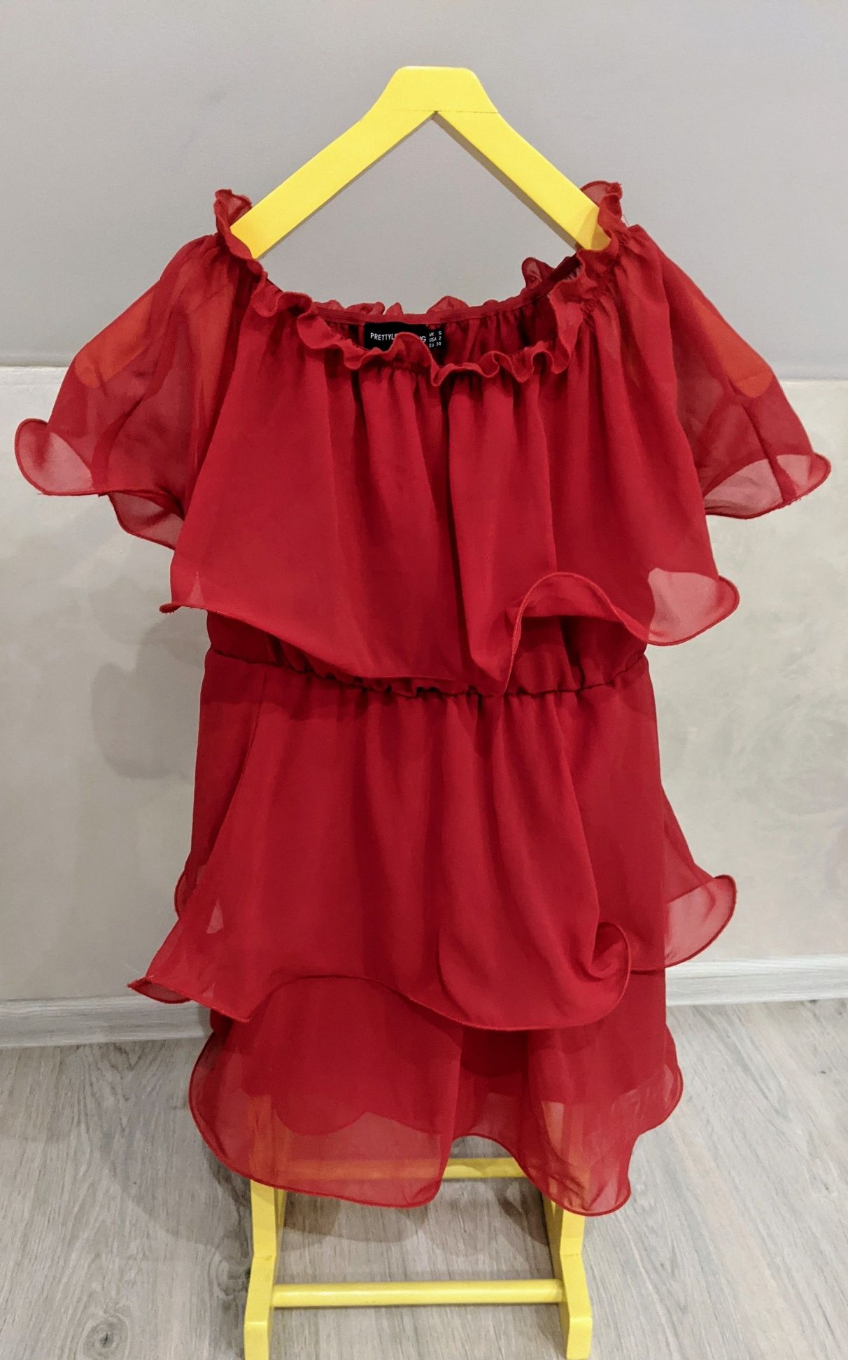 Красное шифоновое многоярусное платье с оборками