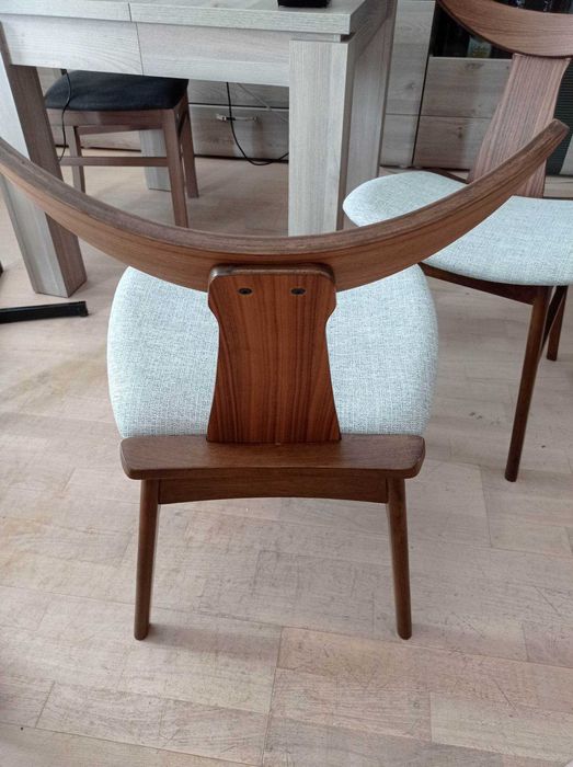 Zestaw dwóch krzeseł Henrico, nóżki orzech, szare siedzisko.