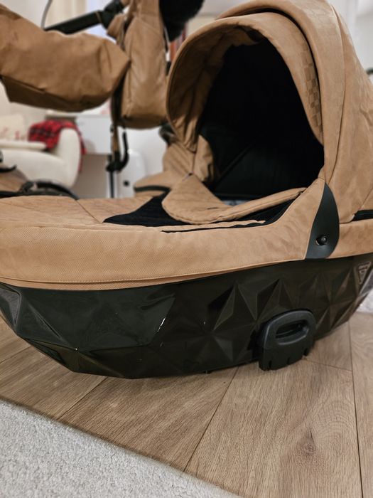 Junama Caro V2 – wózek 3w1 plus dodatki: śpiworek, rękawiczki, plecak