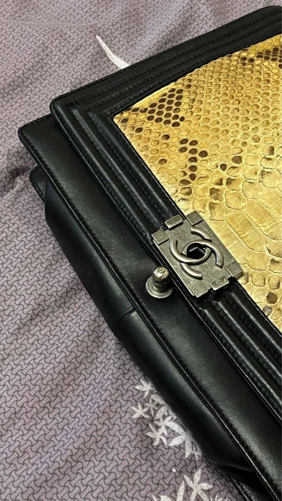 Сумка Chanel з натуральної шкіри та шкіри питону .