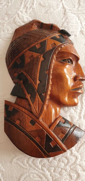 Escultura em madeira nobre