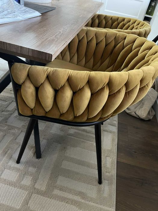 Plecione musztardowe krzesła