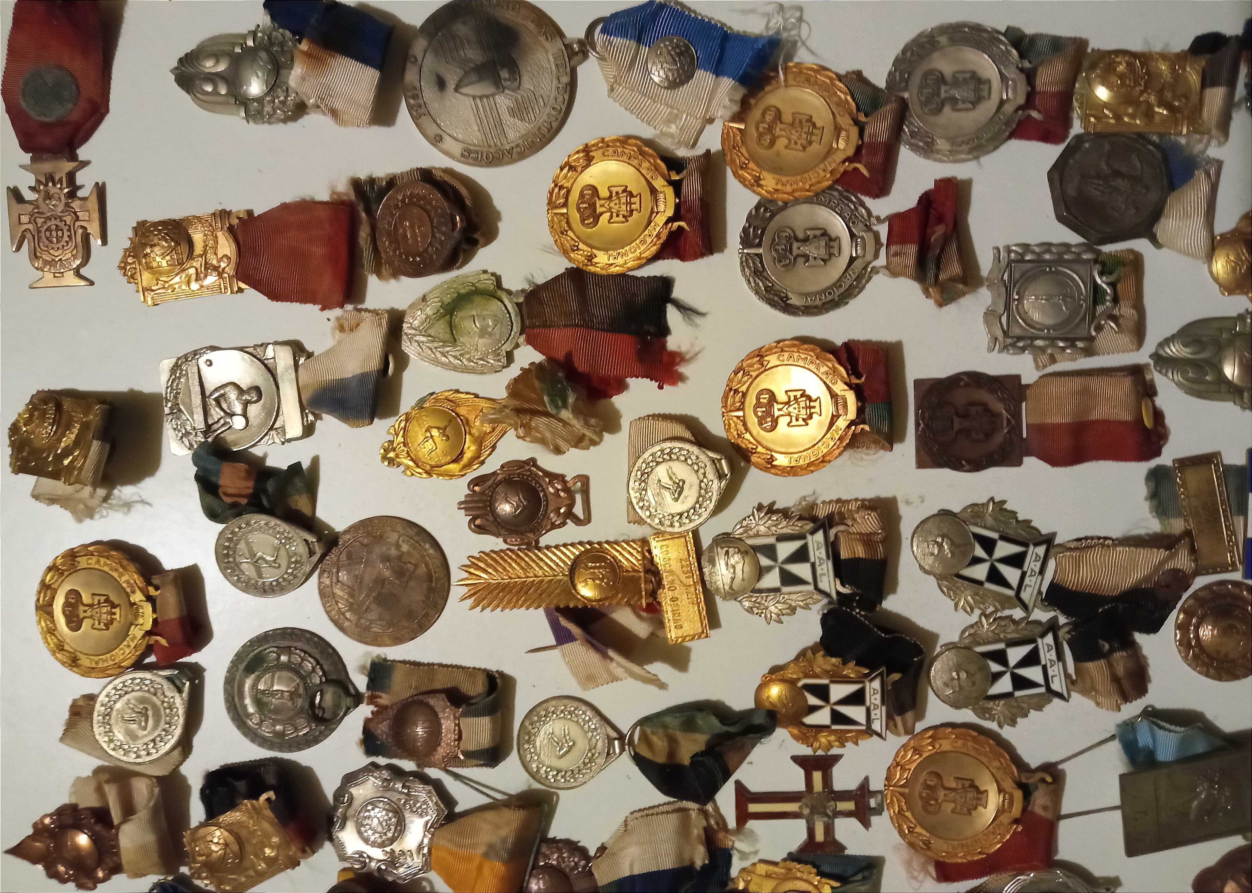 Cerca de 130 medalhas, pins e publicidade antiga