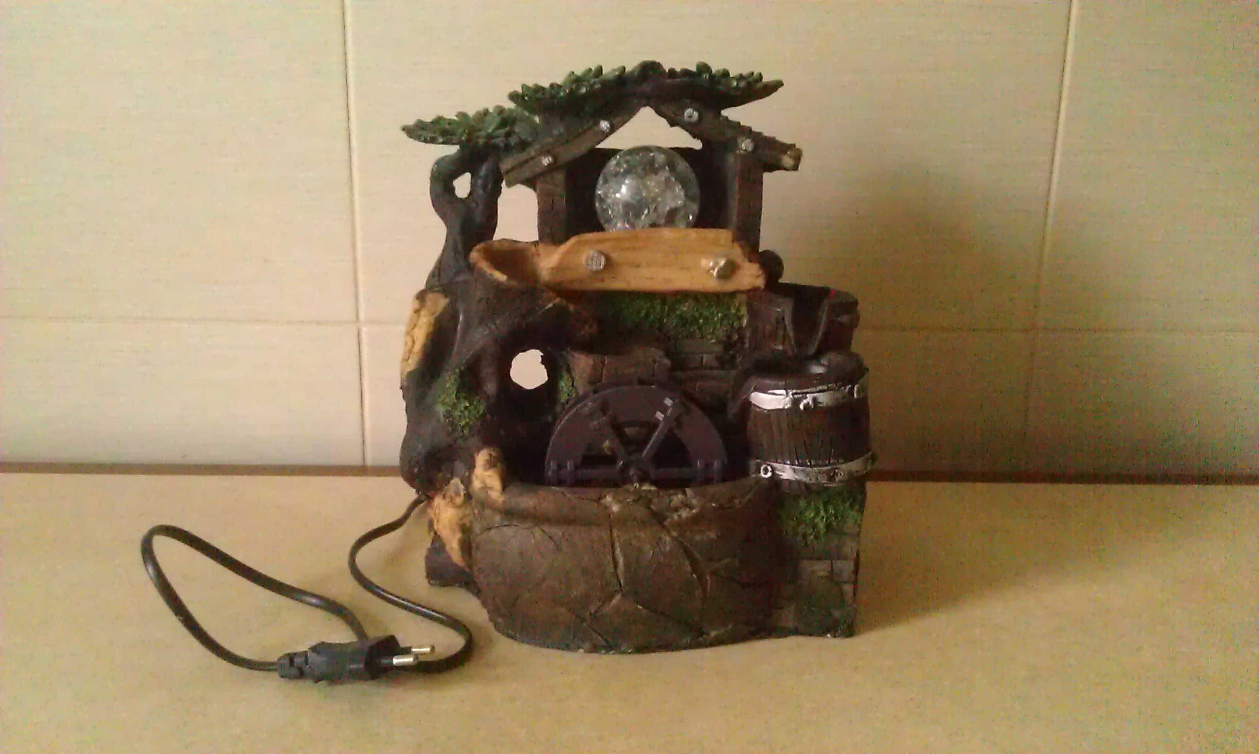 Декоративный домик с водяной мельницей