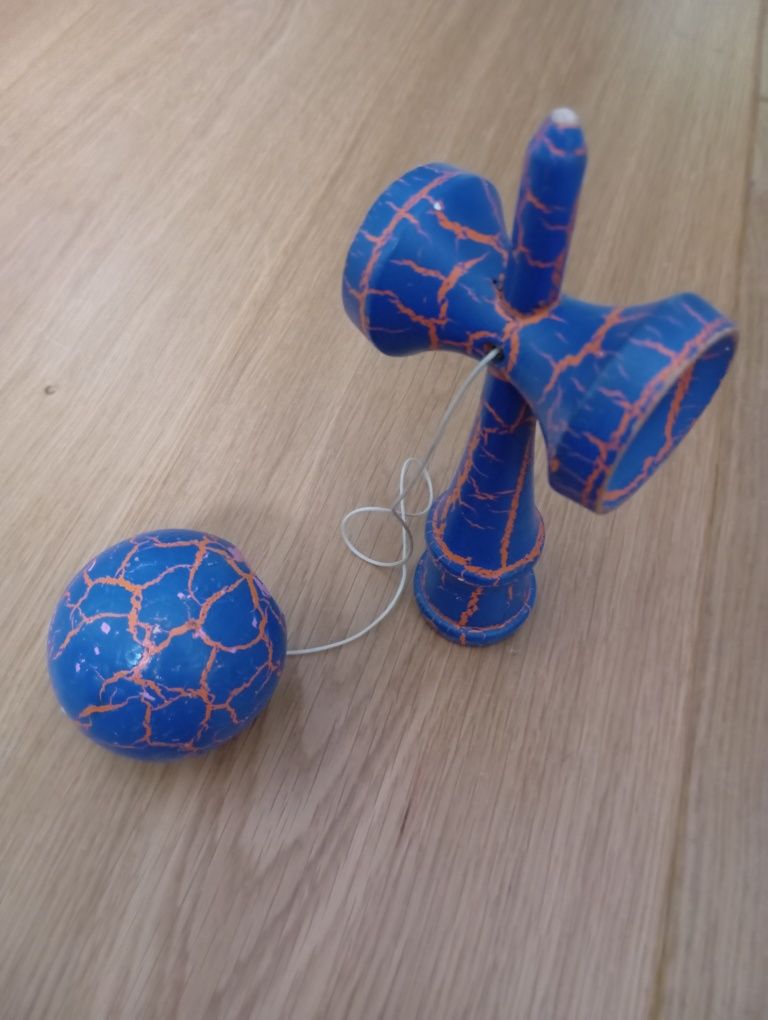 Kendama w niebiesko pomarańczowej kolorystyce