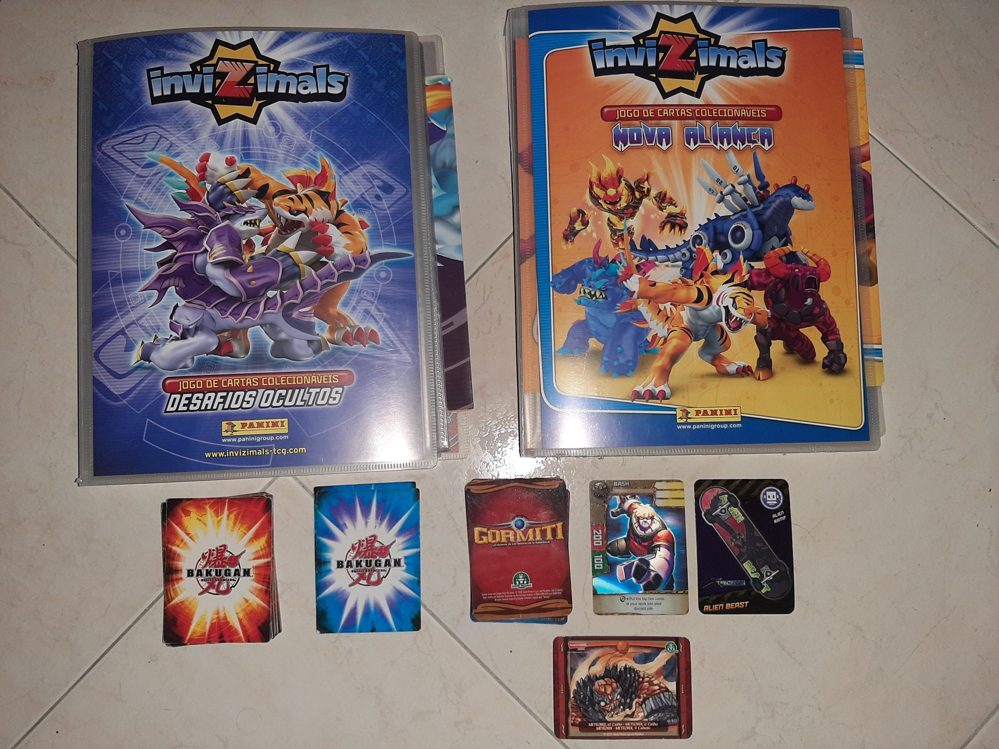 Cadernetas cartas cromos invizimals panini gormiti bakugan redakai tri