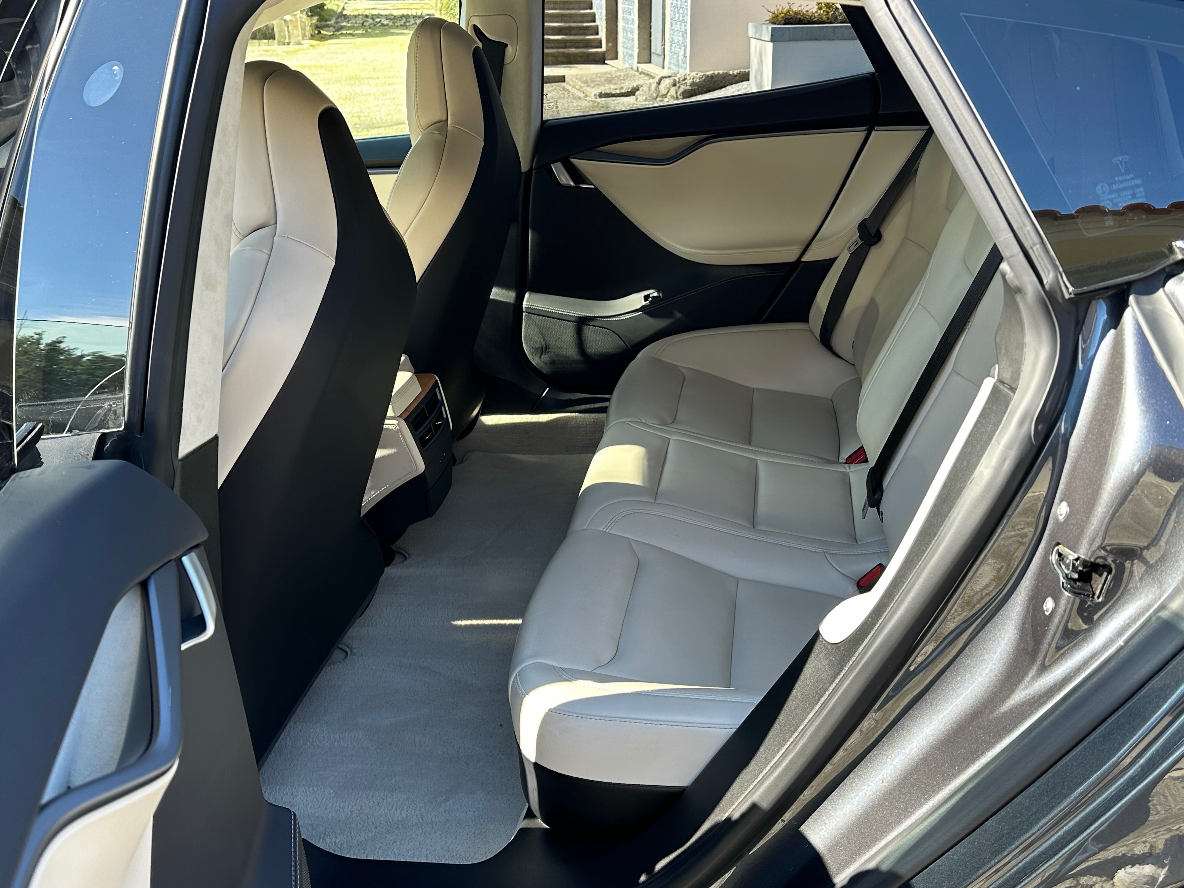 Tesla Model S Long Range com IVA dedutivel