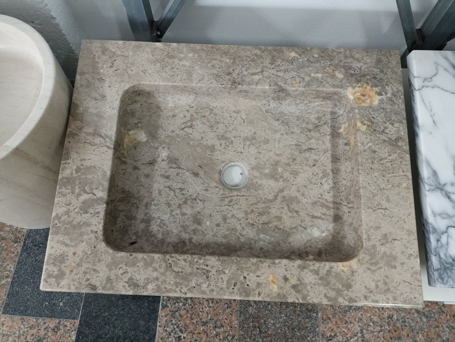 Pia em Pedra Brecha de St António