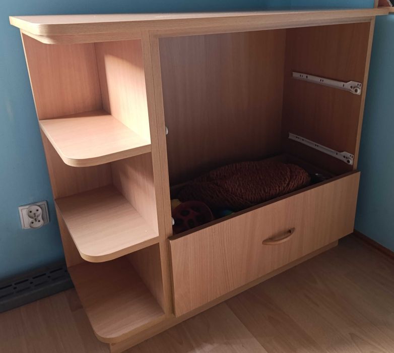 Komoda z półkami do pokoju dziecięcego