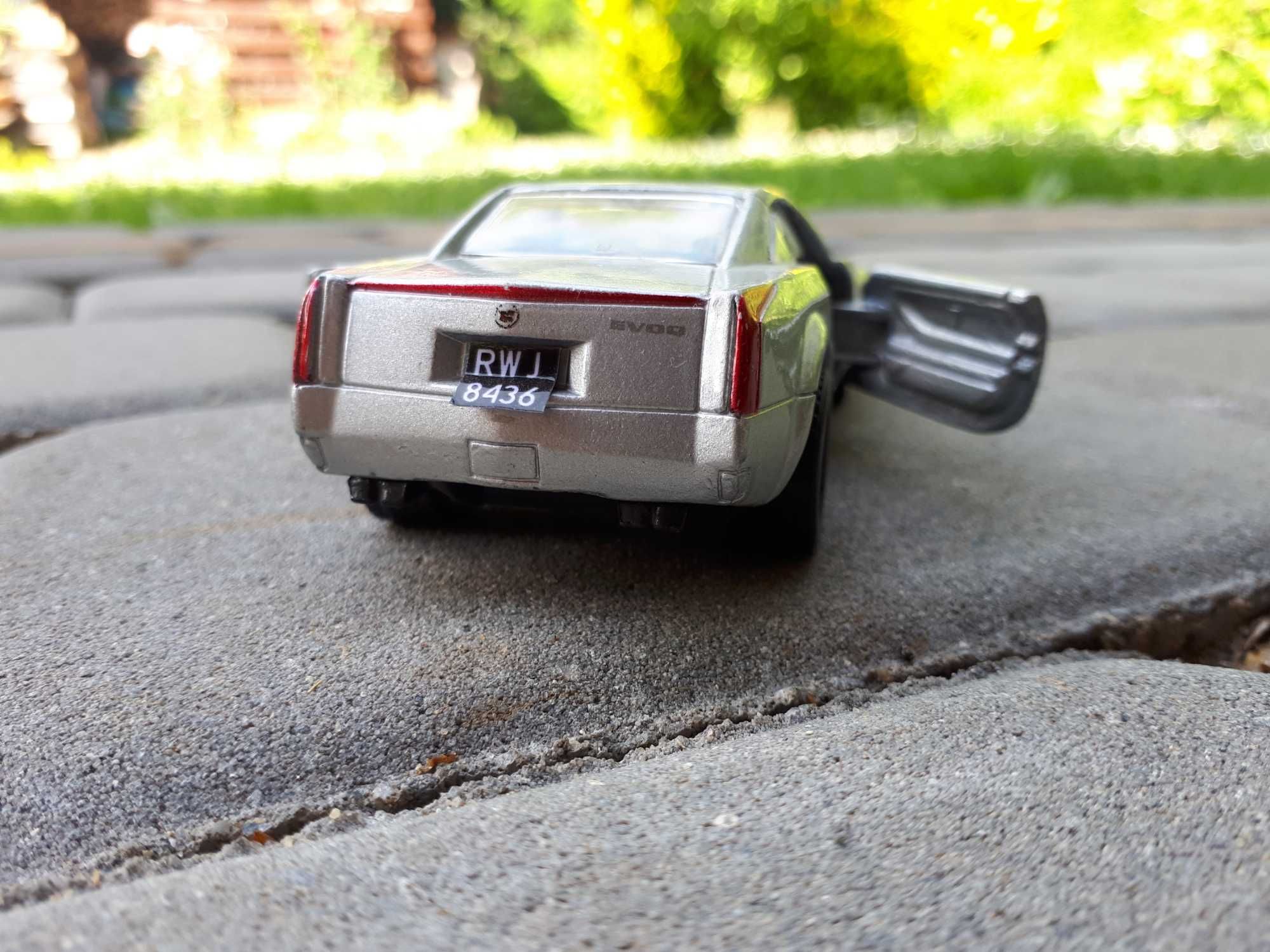Cadillac EVOQ 1:37, czarne tablice